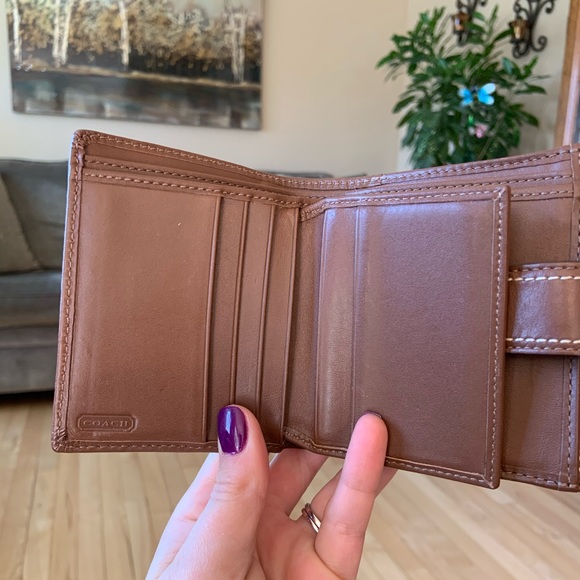 Signature Coach Wallet - Picture 4 of 5